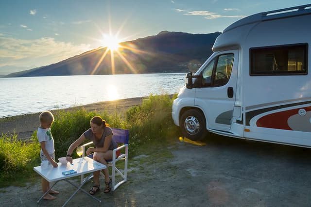 Autocamper parkeret ved sø