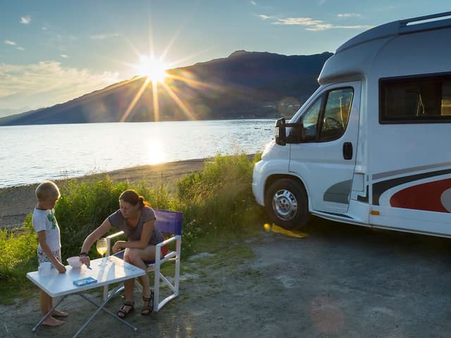 Autocamper parkeret ved sø