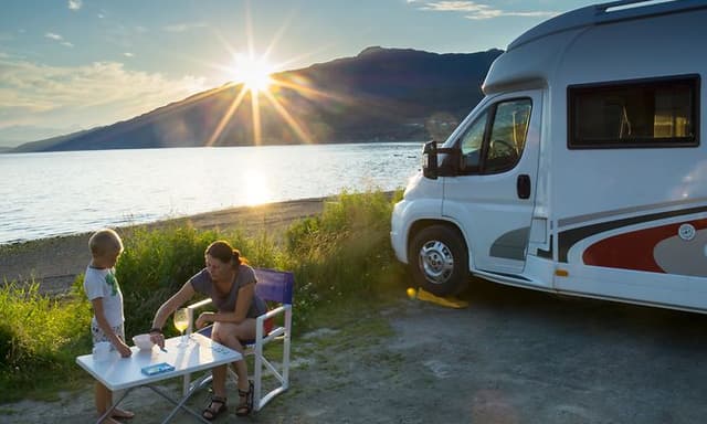 Autocamper parkeret ved sø