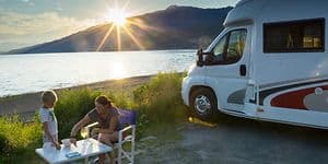 Autocamper parkeret ved sø