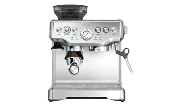 Stor silverfärgad kaffemaskin från Sage. 