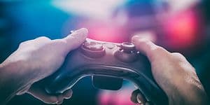Gaming - Händer som håller en gamingkontroll.