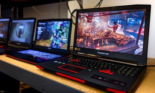 Test av  bärbara datorer på UL Benchmarks huvudkontor.