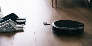 Robotdammsugare som rengör ett trägolv