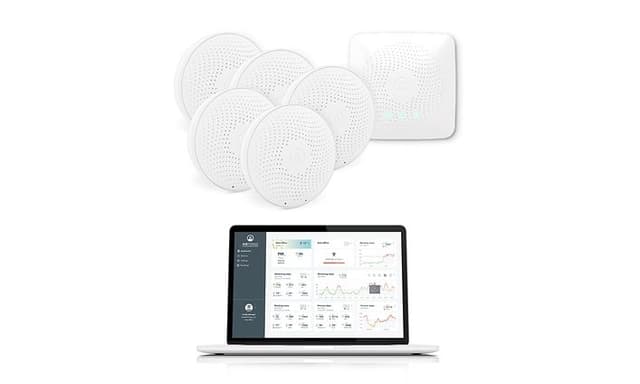 Airthings startersæt produkter og app dashboard på en computerskærm