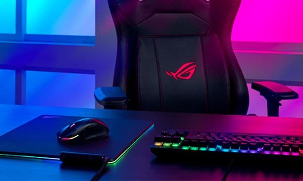 Gaming skrivbord, stol och tillbehör med neon belysning.