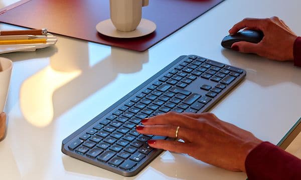 Kvinden bruger mus og tastatur fra Logitech