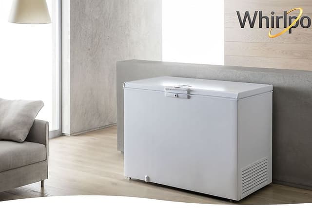 Arkkupakastin huoneessa ja Whirlpool-logo