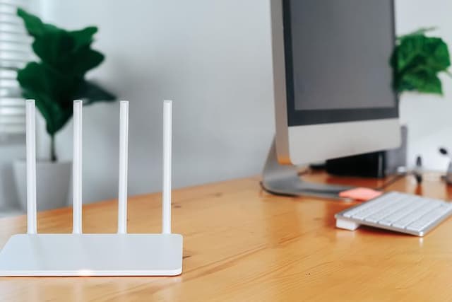 Modern Wi-Fi router på ett hemmakontor