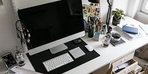 Työpöydällä Apple-tietokone, -hiiri, -kosketuslevy ja -näppäimistö