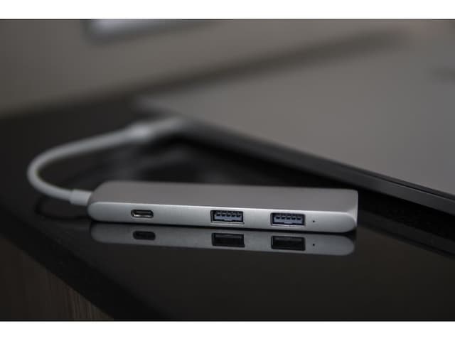 USB-docking ved siden af bærbar computer