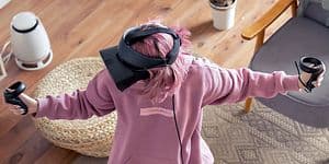 Gaming - Kvinna gamear med VR (Virtual Reality) i sitt vardagsrum.