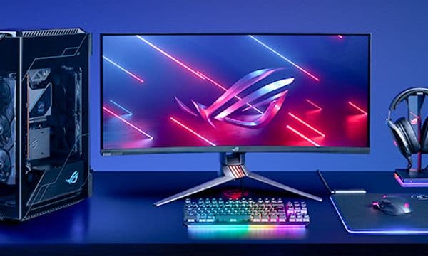 en stasjonær gaming-pc med skjerm, tastatur, hodetelefoner og mus på et bord
