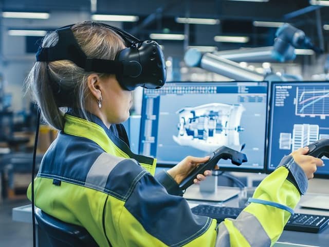 En kvinna använder VR (Virtual Reality) på sin arbetsplats.
