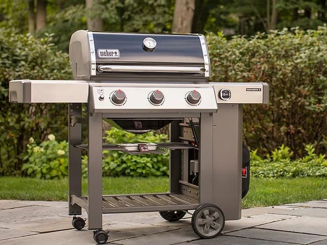 Weber gassgrill i en hage