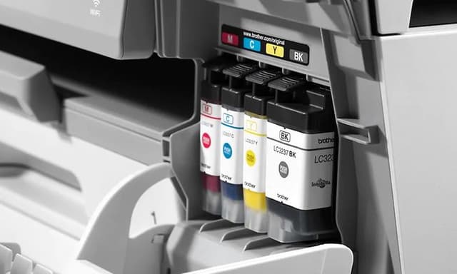 nærbilde av tonere med høy kapasitet i en printer fra Brother