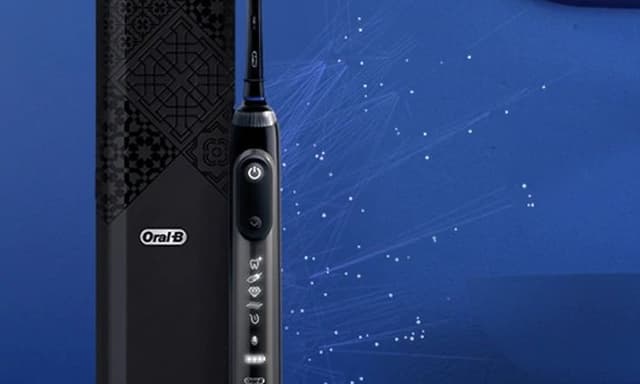 Oral-B Genius X svart elektrisk tannbørste med reisefutteral