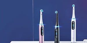 Oral-B iO9 electric -sähköhammasharja pöydällä kolmessa eri värissä