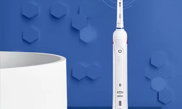 Valkoinen Oral-B SMART 4 -sähköhammasharja värisevällä harjaspäällä