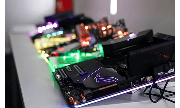 Motherboards som ligger på række på et bord