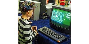 En dreng spiller pac man på et gammelt CRT TV