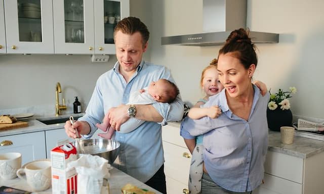 En familie, der laver mad i deres køkken