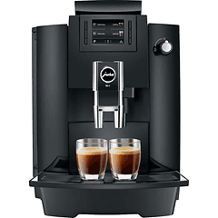Svart kaffemaskin från Jura WE6 med två glas färdigbryggt kaffe.