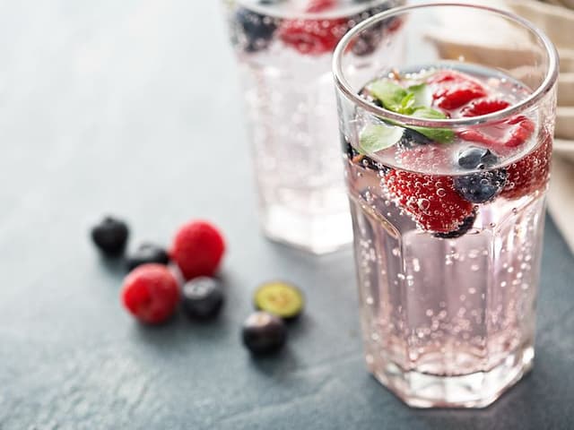 Två glas med kolsyrat vatten