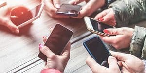 Hender som holder smarttelefoner