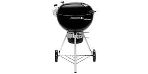 En klassisk svart kolgrill av märket Weber master touch GBS på hjul. 