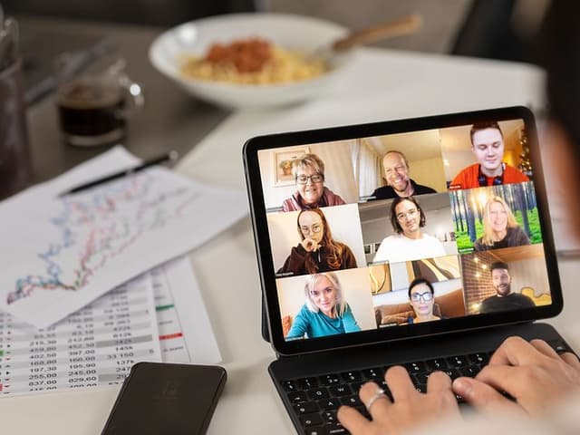 Ryhmä ihmisiä FaceTime-keskustelussa iPadin näytöllä