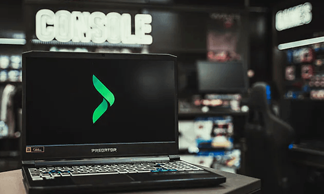 En gaming-laptop med Elkjøp-logo på