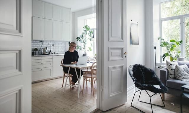 Kvinne jobber på hjemmekontor i et kjøkken