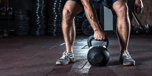 Mand der træner og skal til at løfte en kettlebell