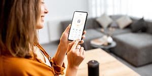 Kvinde der åbner en dør via en app på hendes telefon