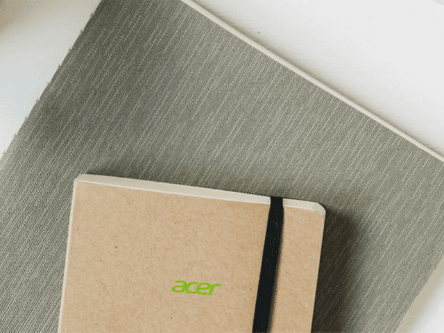 En Acer-notesblok på et skrivebord