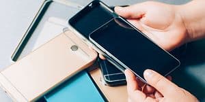 Hpnd der er ved at komme en mobiltelefon i et cover