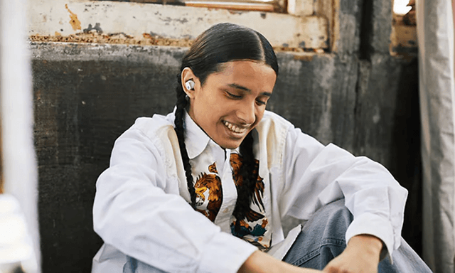 Headphones-Beats-Smilende kvinne med Studio Buds Sound 