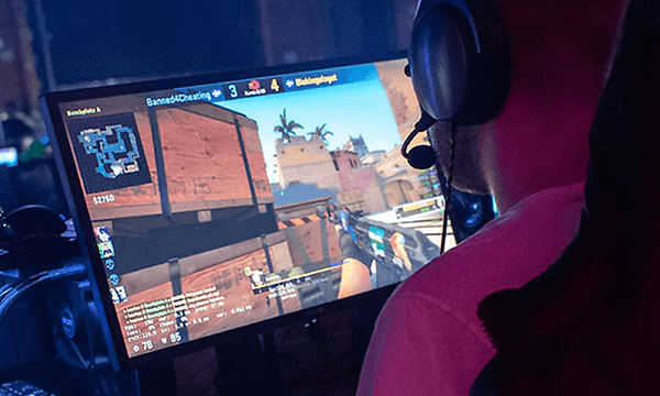 En gamer spiller CS