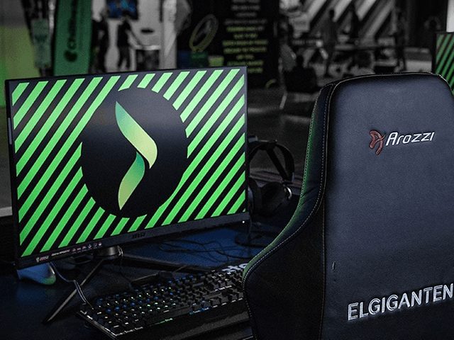 Arozzi gaming-stol med Elkjøp-logo og gaming-oppsett