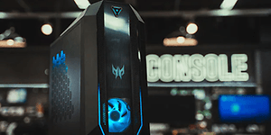 En gaming-PC utstilt i en butikk