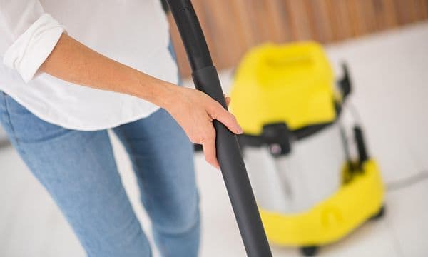 kvinne holder i et teleskoprør