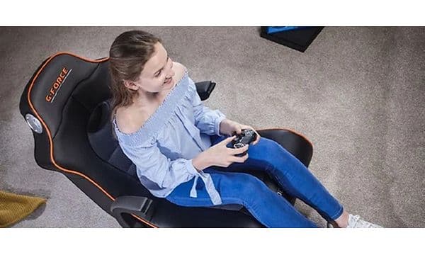 Kvinde sidder på en X Rocker-stol og spiller et konsolspil