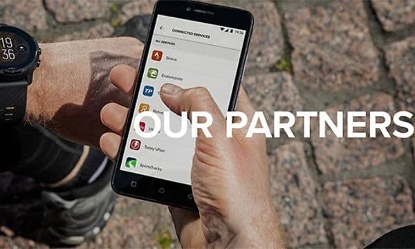 Person holder smartphone med liste over Suuntos partnere