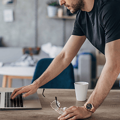 En mand der arbejder hjemme med Lenovo ThinkPad bærbar computer