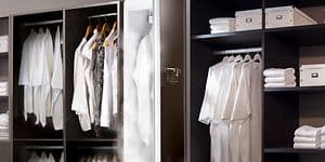 et tørkeskap i et walk-in closet