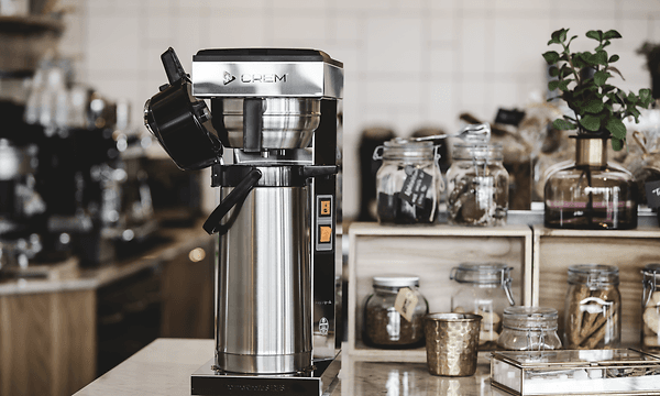 En sølvfarget CREM M & A kaffebrygger