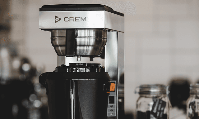 En CREM Thermokinetic kaffebrygger står på kafébord