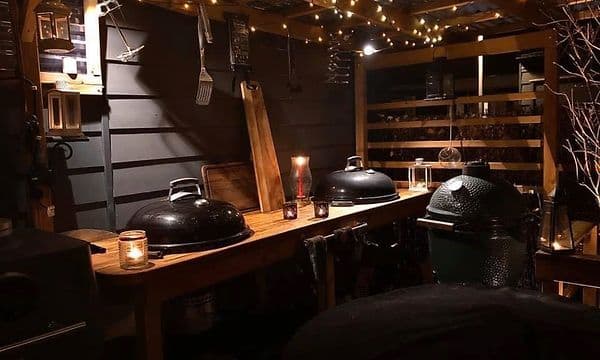 Utekjøkken - kveldsbilde av arbeidsbenk og to griller