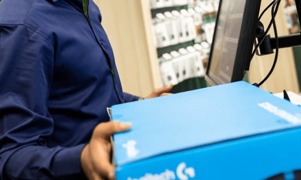 Corporate - Sustainabillity - Salesperson taking payment for logitech product